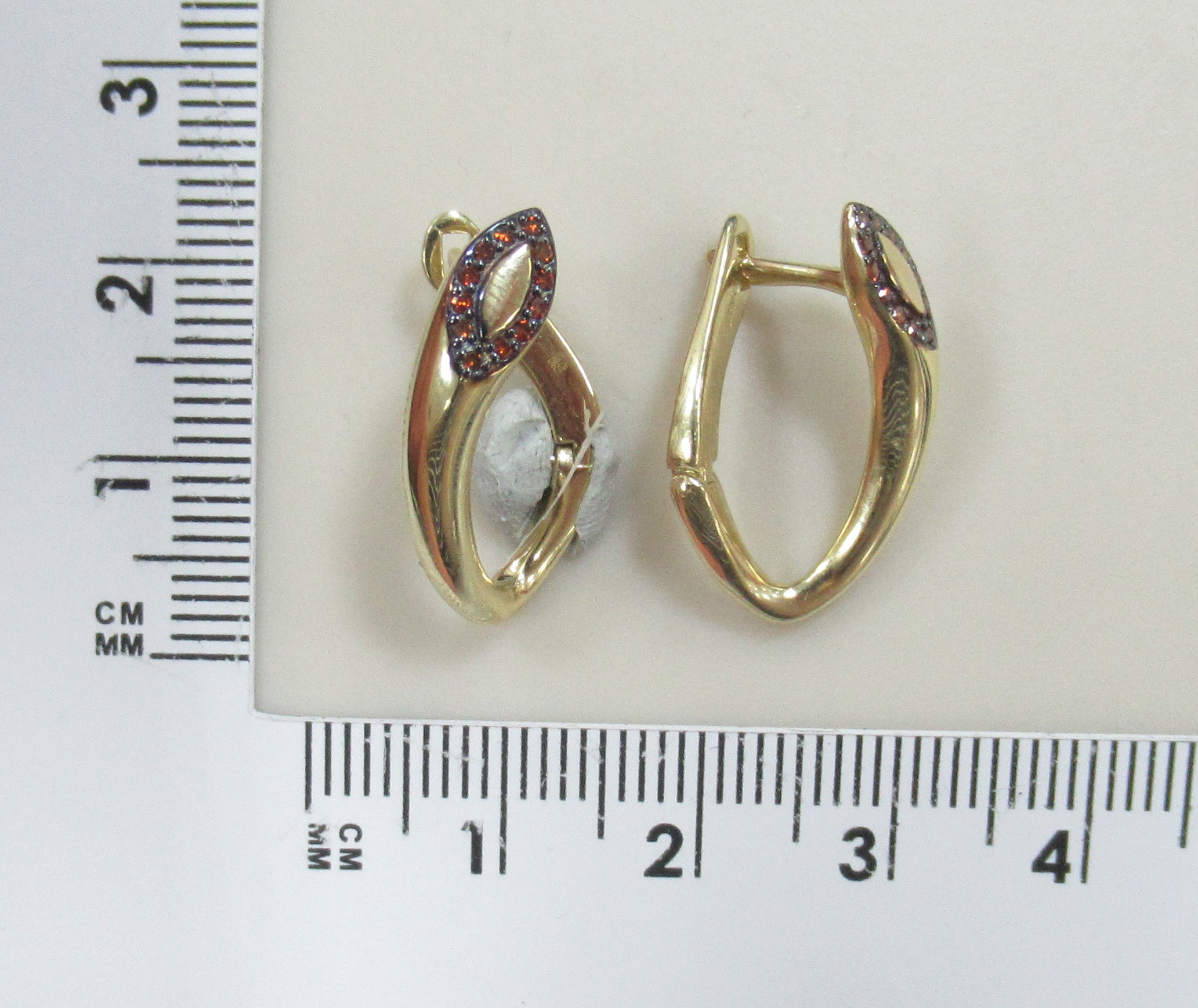 Серьги из желтого золота с оранжевыми бриллиантами